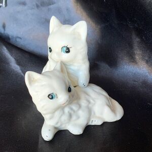 Vintage  White Cats Nesting Salt and Pepper Shakers Figurines Collectables